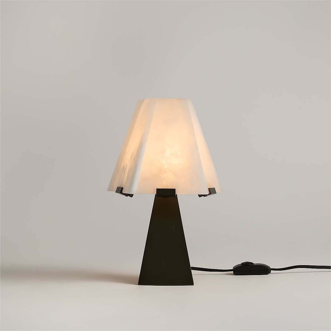 French vintage desk lamp, minimalist and high-end bedside desk lamp, bedroom villa clothing store designer 2025 ambient lamp