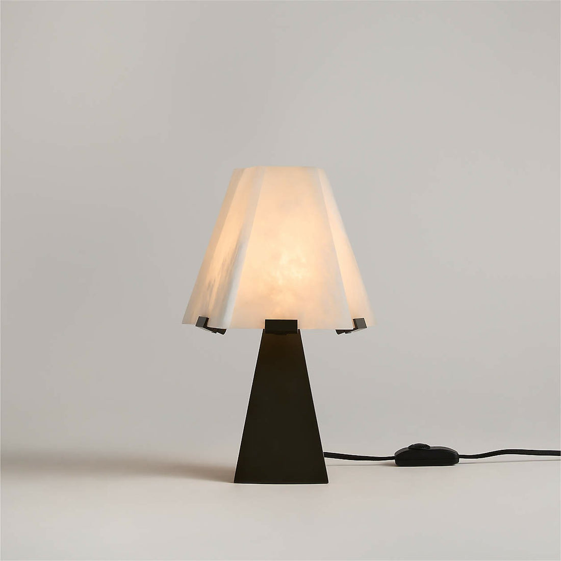French vintage desk lamp, minimalist and high-end bedside desk lamp, bedroom villa clothing store designer 2025 ambient lamp